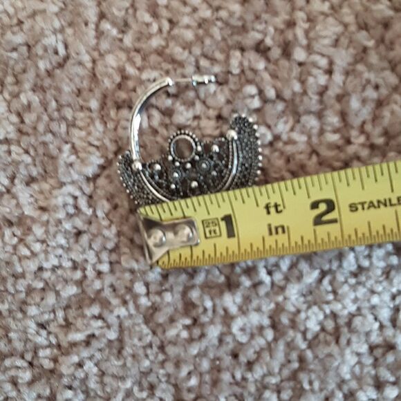 NWOT  Boho style lace hollow carved flower C shaped earrings - Picture 5 of 5